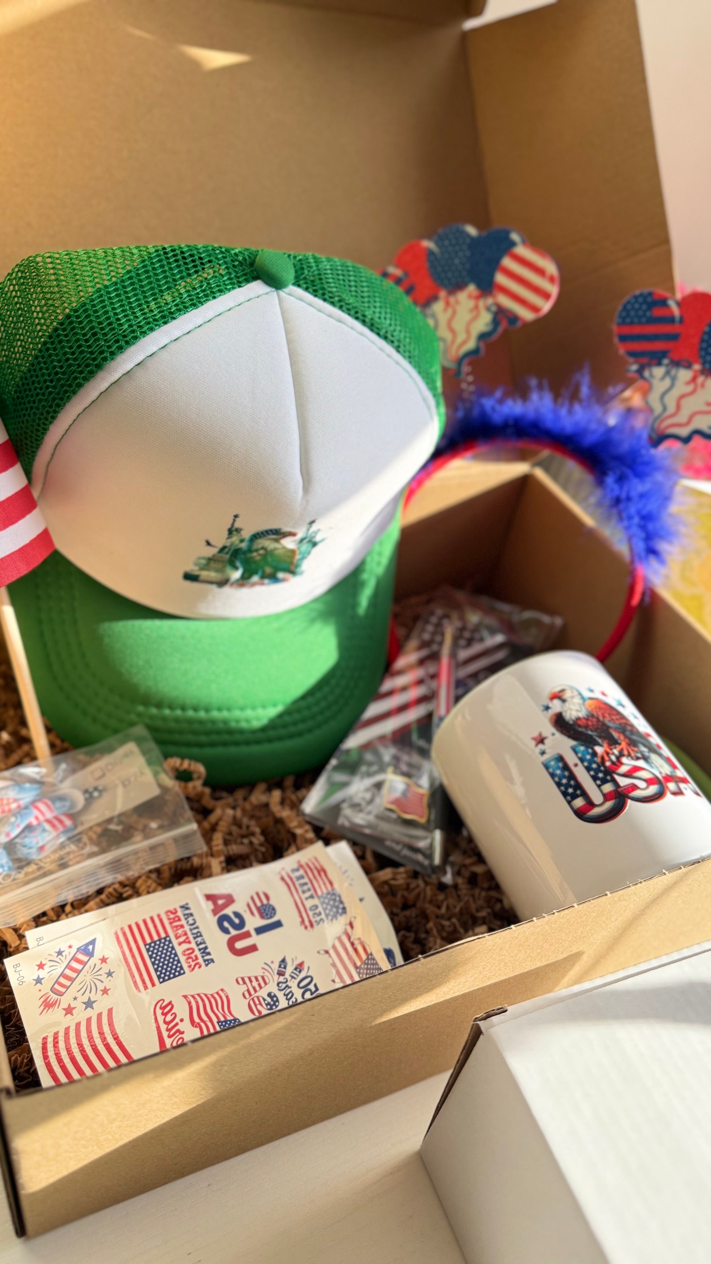Patriotic USA Gift Set – Mug, Trucker Hat, American Flag, Press-On Nails, Pen, Stickers & Headband | 4th of July Gift Box